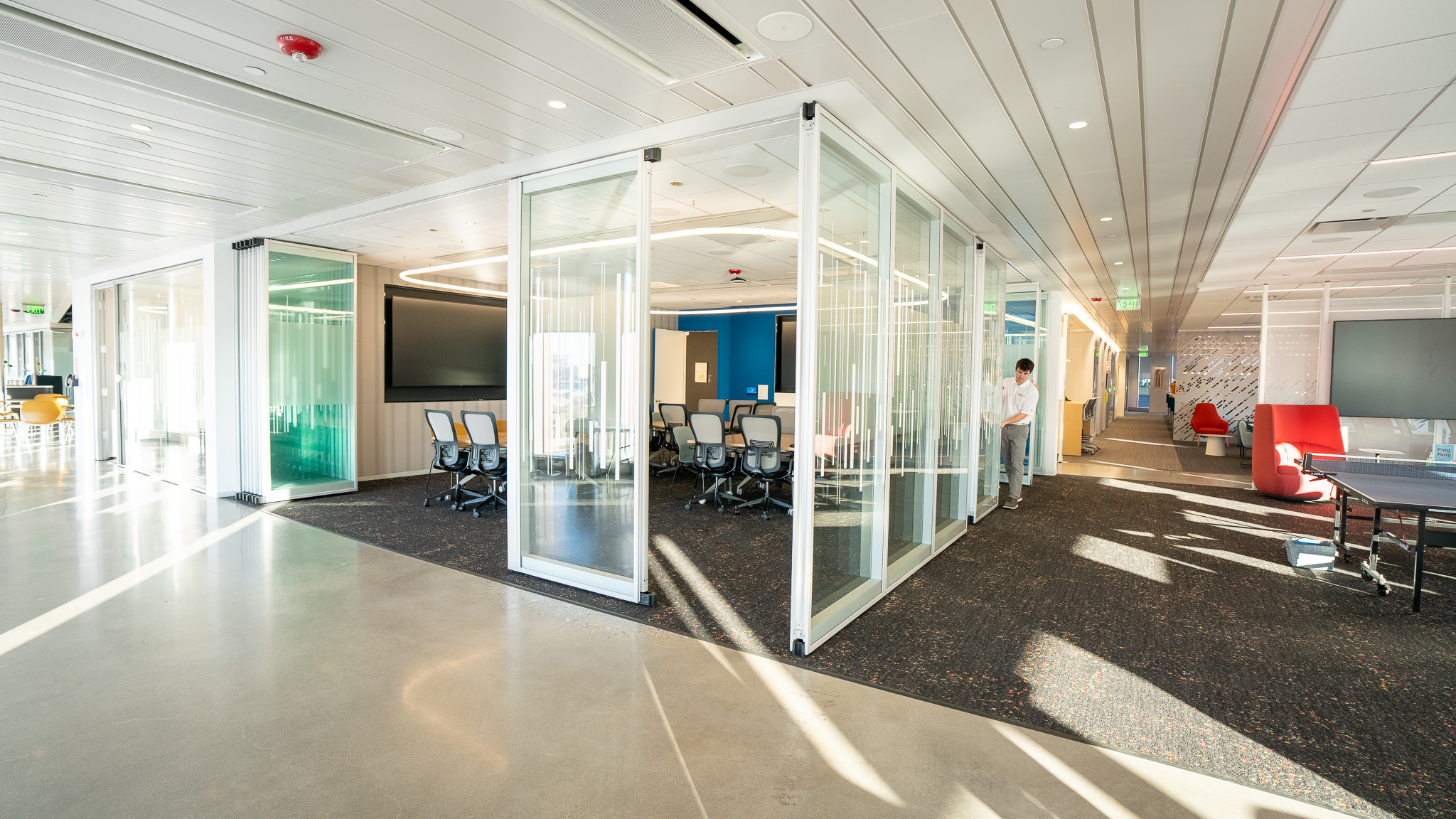 Movable glass dividing collaborative space